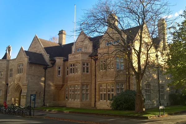 External image of Queen Elizabeth House.